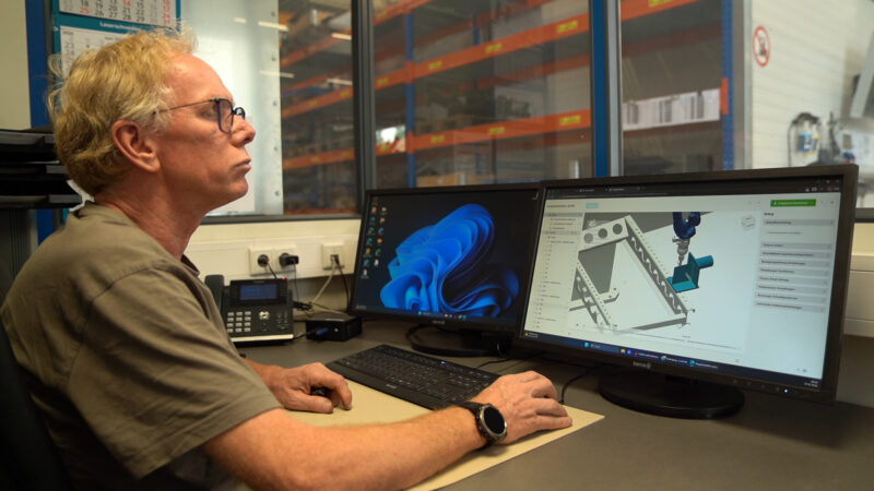 Ulrich Schulz programmiert bei Hülsmann Blechtechnologie einen Schweißroboter mit ArcNC